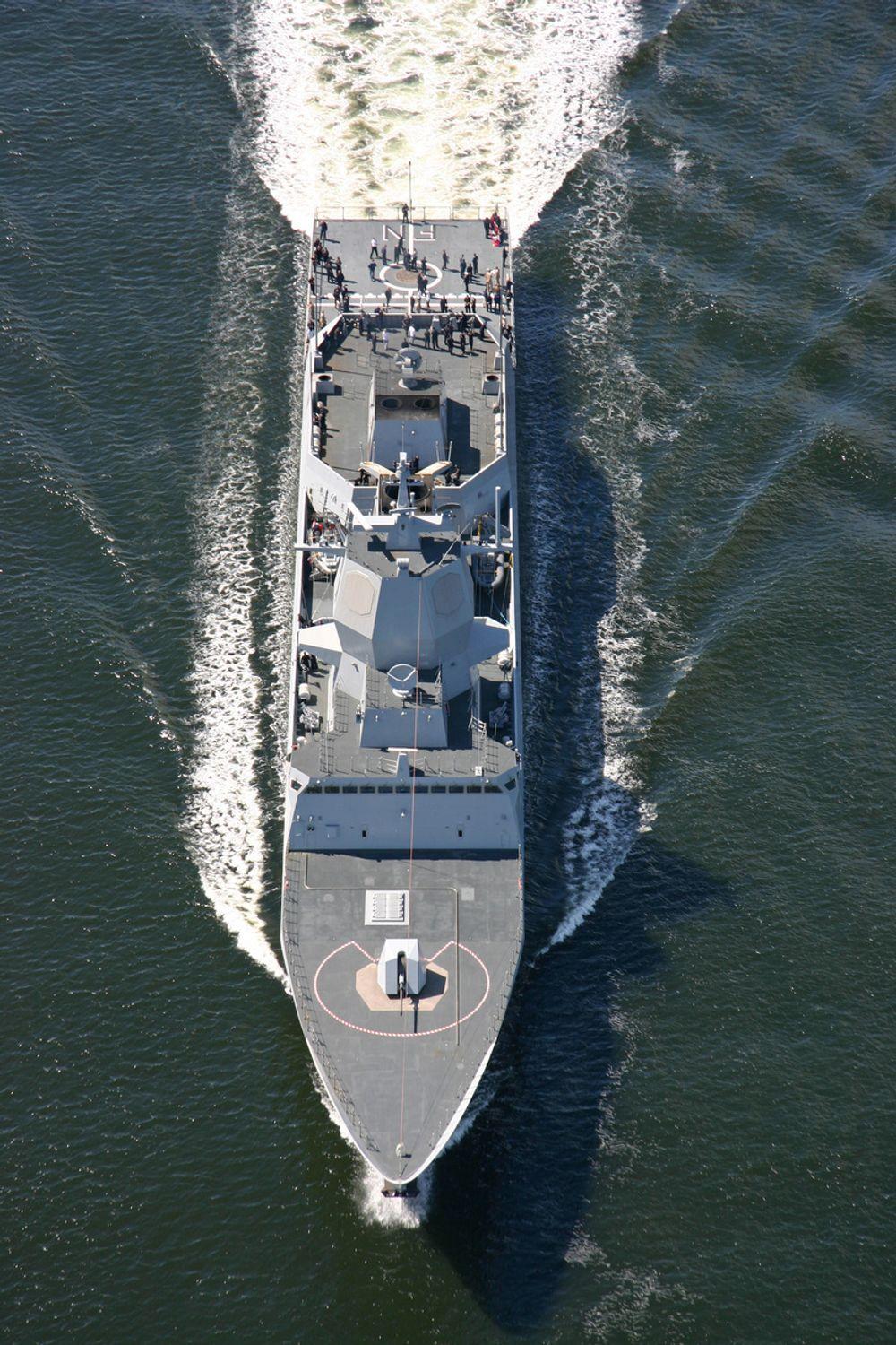 Den nye fregatten KNM Fridtjof Nansen i åpen sjø på vei inn mot hovedstaden torsdag 1. juni.