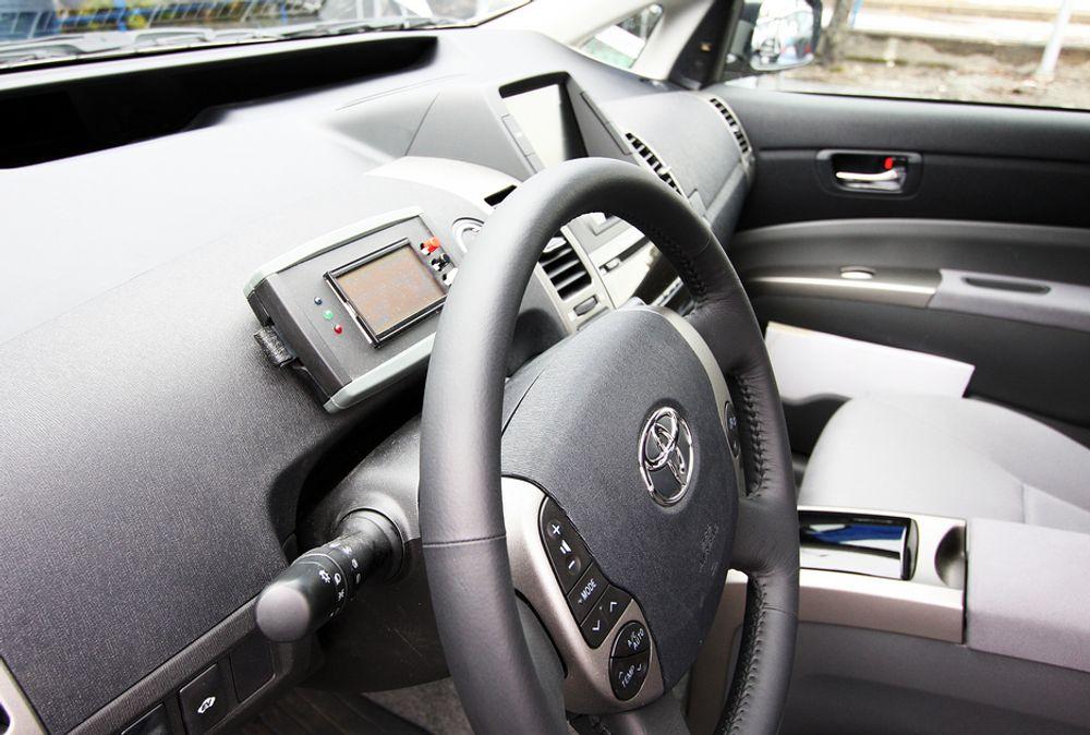 På dahsbordet er Toyotas originale display som viser status for hybridsystemet supplert med et display fra Amberjack som viser hvordan litium-ionbatteriene har det.