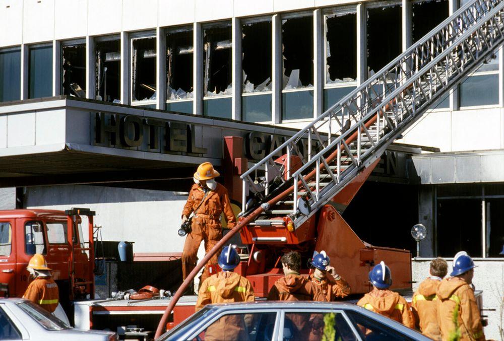 14 mennesker døde under brannen på Hotell Caledonien i Kristiansand i 1986. Sivilingeniør Eivind Løken mener det kan være bedre å bli igjen i leiligheten sin i stedet for å rømme.