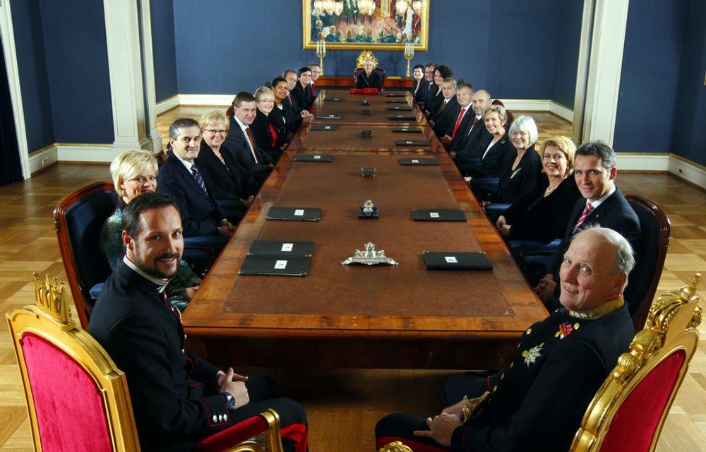 DELER SKJEBNE: Ulovlig overvåkning kan ha rammet både konge og regjering. Her er kong Harald og kronprins Haakon sammen med regjeringen, slik den framsto i desember 2007.