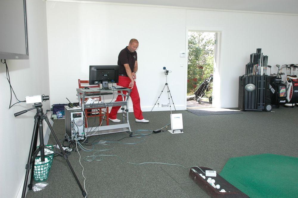 MODERNE GOLFUTSTYR: Martin Grythe har installert avansert utstyr for å tilbasse golfkøller eller rett og slett hjelpe folk til å bli en bedre golspiller. To kameraer vinklerett på hverandre, En stor pc med to disker - en for hvert videokamera, storskjerm samt en dopplerradar gjør susen.
