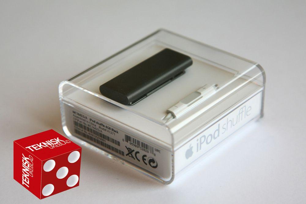 Både innpakningen, spilleren og tilbehøret er minimalistisk på iPod Shuffle 3G. Men brukervennlig er den, tross ingen skjerm.