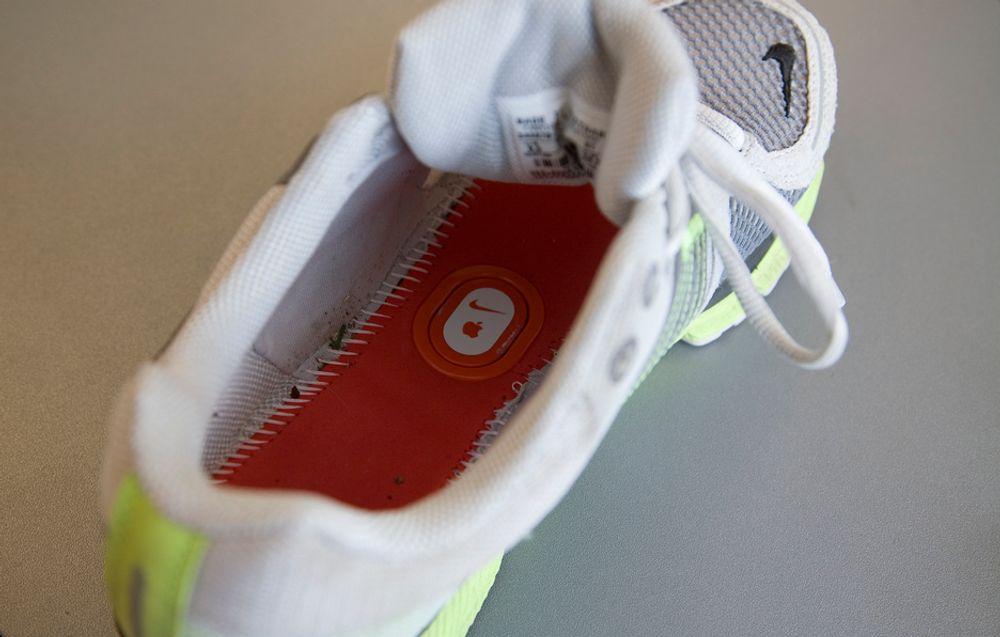 Nike+iPod - slik plasseres sensoren i skoen.