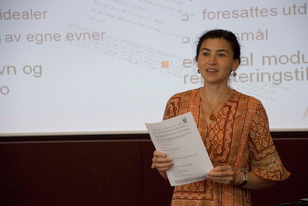 Ellen Henriksen viser spørreskjemaet Vilje-con-Valg har sendt til elever og studenter.