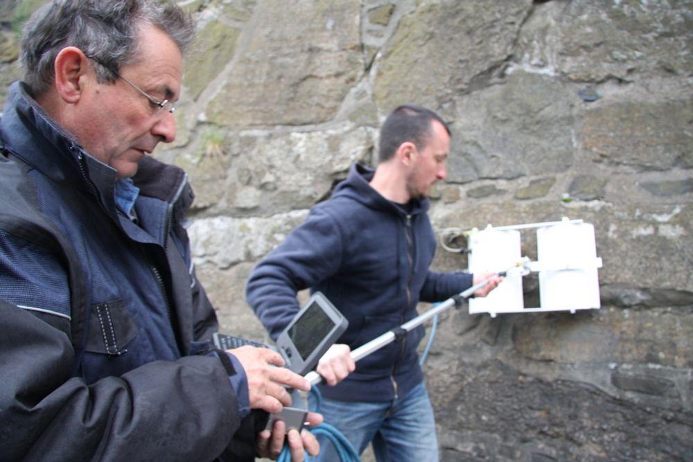 Jean luc Garciaz og Arnaud Therasse fra det franske firmaet LERM skanner Akershus festning med en georadar.