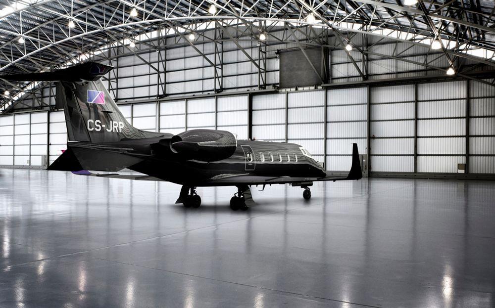 På denne tida skulle Jet Republic etter den opprinnelige planen fått det første av i alt 110 slike svarte Learjet 60 XR-fly fra Bombardier.