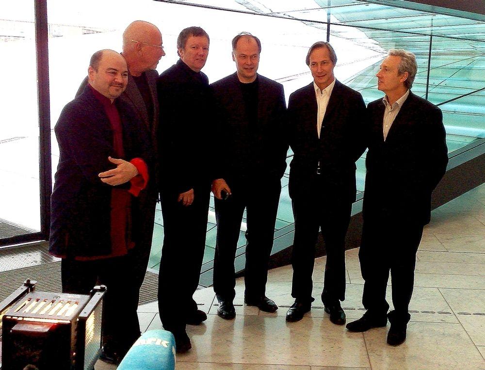 PRISET: Fra venstre Craig Dykers, Tarald Lundevall og Kjetil Thorsen, alle Snøhetta. Operasjef Tom Remlov, juryformann Francis Rambert og Lluís Hortet, direktør for Mies van der Rohe-stilftelsen.