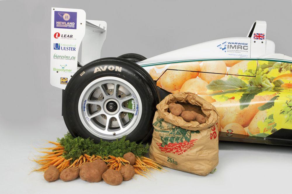 MILJØVENNLIG: Denne bilen drives av avfall fra sjokoladeindustrien, og inneholder både poteter og gulrøtter. Forskerne som står bak ønsker å vise at også motorsport kan være miljøvennlig.