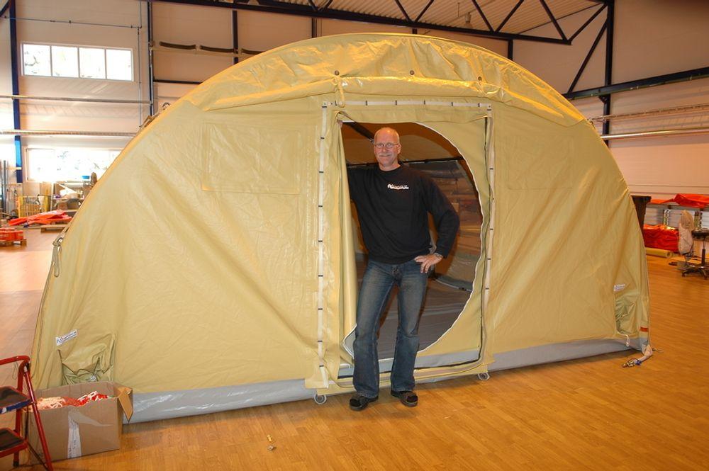 TELT: Norlense produserer også telt hvor trykklyftslangene brukes som teltstenger. Disse er raske å sette op og transportere. ¿ Brukes blant annet til feltsykehus i forsvaret, forteller Remi Reinholdtsen.