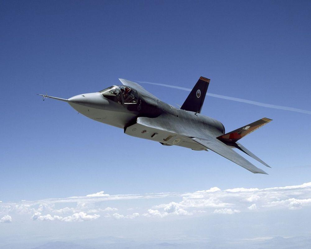 Kongsberg Defence and Aerospace signerte i fjor en rammeavtale med Lockheed Martin om leveranser av deler i komposittmaterialer til Joint Strike Fighter. KDA sikret seg i dag statlig finansiering av fabrikken som skal produsere delene.