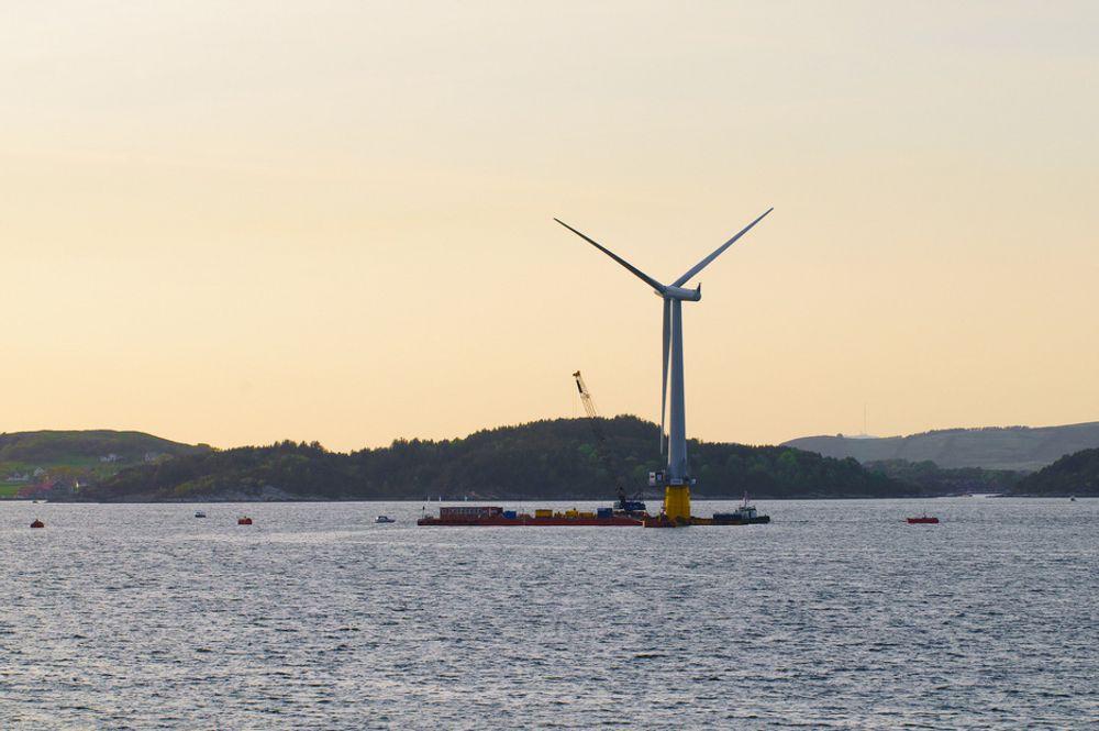 PILOT: Statoils vindkraftprosjekt Hywind ligger langt frem i tid. - Skal vi gjøre noe i dag må vi ta tak i den teknologien som ligger der i dag, sier Per Bull Haugsøen i Owec Tower.