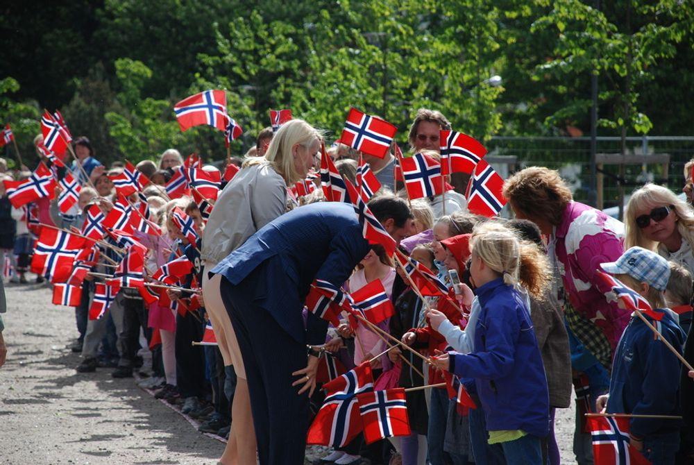 Kronprinsen og kronprinsessen hilser på barna før åpningen av CC9-konferansen i Sarpsborg torsdag.