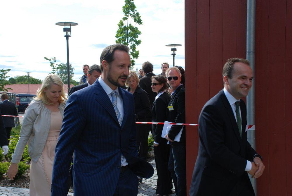 Kronprinsen og kronprinsessen kom som planlagt til Hafslund hovedgård i Sarpsborg torsdag. Det gjorde ikke statsminister Jens Stoltenberg, som var opptatt med lønnsoppgjøret og pensjonssaken og ble forhindret fra å komme.