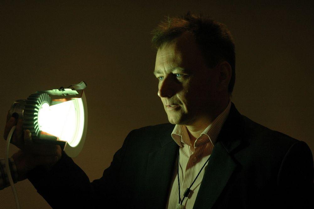 LYSENDE: Administrerende direktør Tore Hofstad hos Thor Lighting AS er ikke i tvil: - Nå kommer LED-belysning for fullt. Vi ser en årlig veksttakt på rundt 30 prosent, sier han.