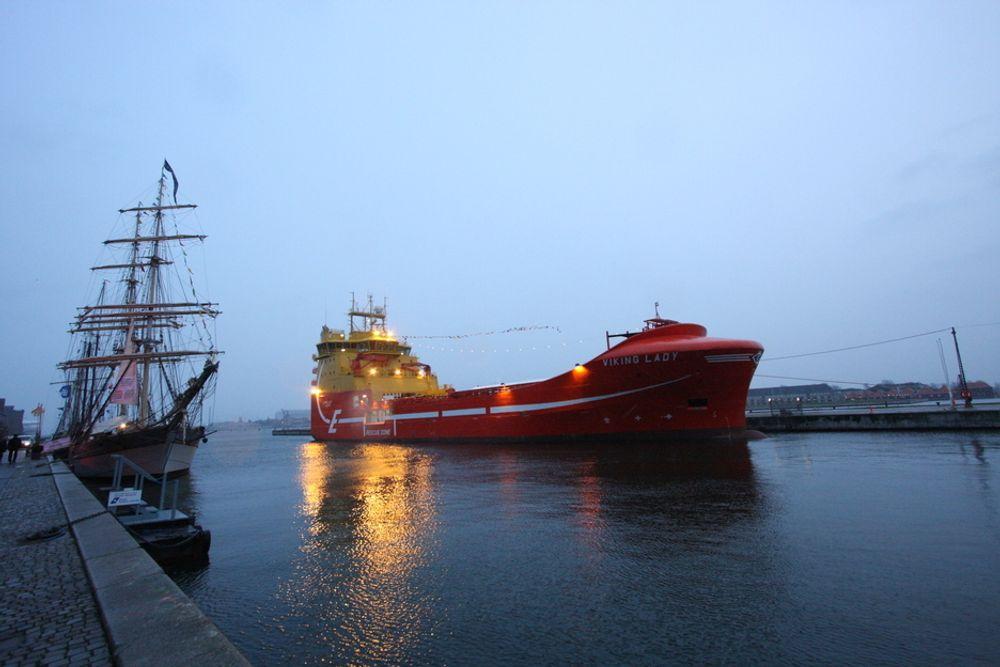 VIKING LADY: Her ligger Viking Lady ved kai i København. Gasskipet slipper ut mindre CO2, NOx og partikler enn andre skip og viser at det er mulig å kutte. Veritas mener at skipsfarten kan kutte 30 prosent i utslippene til 2030 uten at det koster noe ekstra.