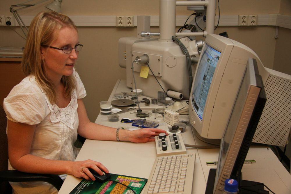 Siv. ing, matallurg,  Marianne Andreassen ved FLO (Forsvarets laboratorietjeneste, kjemi og materialteknologi) på Kjeller studerer partikler i et Scanning Electron Microscope (SEM).