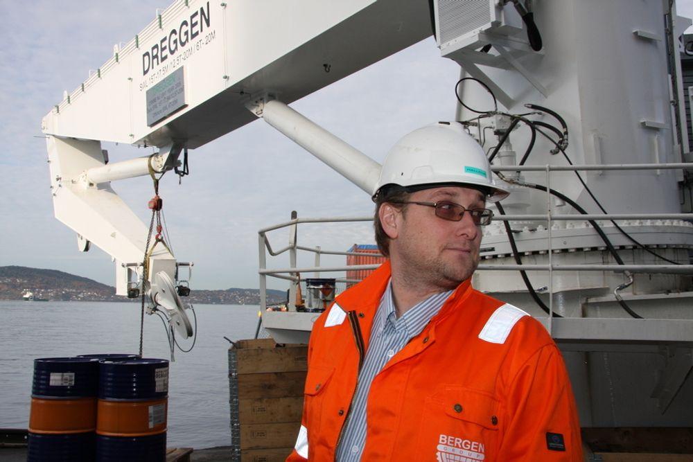 STORE: Store og spesielle kraner til offshoreindustrien er spesialiteten til Dreggen. Kranen bak administrerende driektør Halldor Rongve kan løfte 15 tonn, men veier 60 tonn.