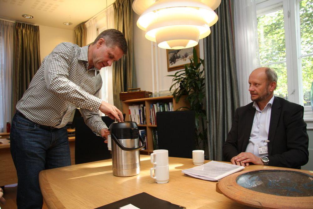 KAFFESELSKAP: Erik Solheim kom forsinket til møte, men bød på kaffe da Norsk Industri signerte avtale om CO2-kutt for prosessindustrien.