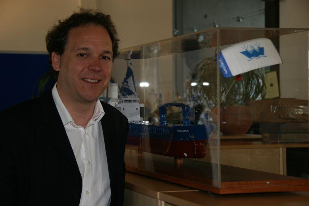 OPPFINNEREN: Sivilingeniøren Stephan Wrage skapte Skysails og utviklet ideen. Til høyre en modell av systemet.