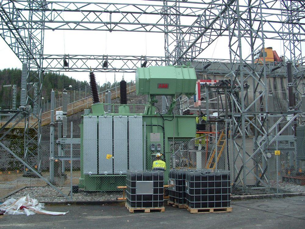 NY: En ny transformator på 184 MVA under montering.