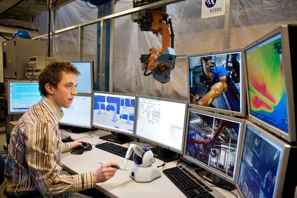 ROBOTPLATTFORM: Per Liljebäck ved Sintef IKT sitter i kontrollrommet og styrer robotene ved Gemini-senteret i Trondheim.