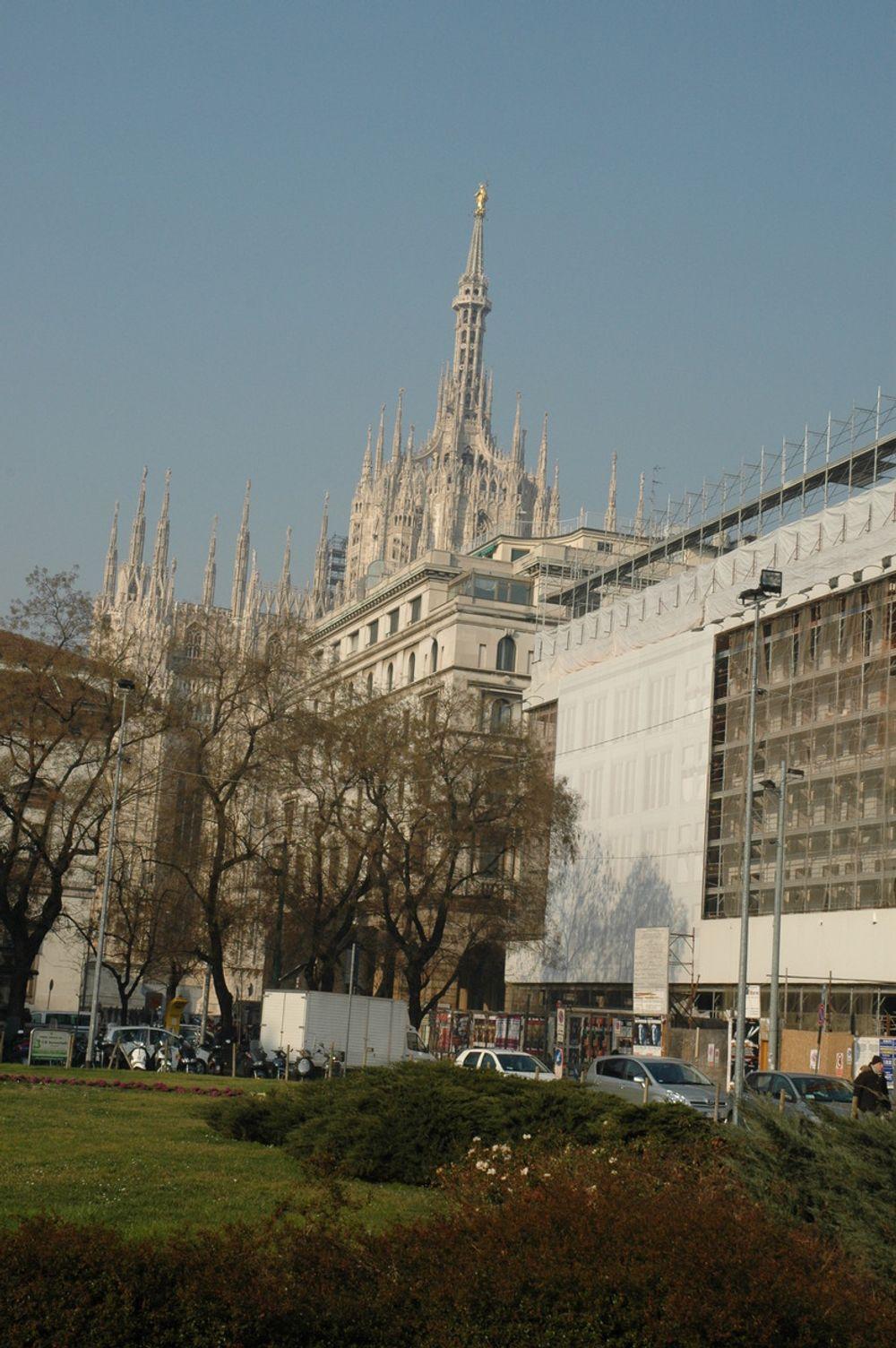IL DUOMO: Omtrent slik ser Milano-domen ut fra vinduet i politiets videokontrollrom. Men de har langt bedre kontroll med hva som skjer rundt den enorme katedralen på kontrollrommets mange videoskjermer.