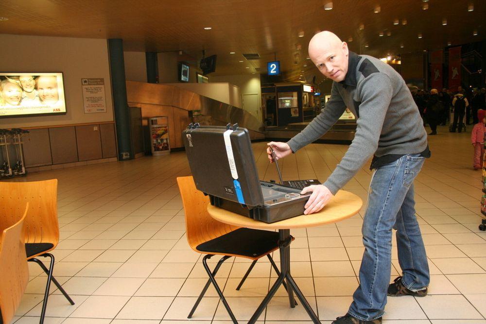PROFF. Profesjonelle skryter av beredskapskofferten fra Bbox, somdaglig leder Espen Kvello her tester på Trondheim lufthavn, men løsningen har problemer med å få fotfeste i markedet.