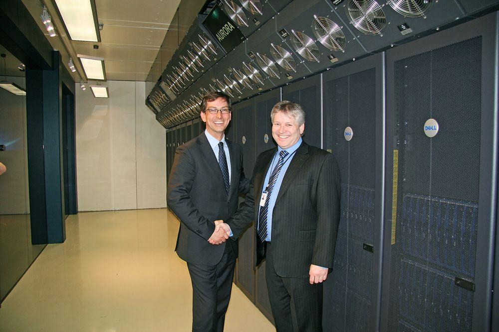 TAKK FOR HANDELEN:
Adm. direktør i Dell Norge, Michael Jacobs Dell Til venstre har grunn til å takke adm. direktør i EMGS for ordren på den nye superdatamaskinen de står foran.