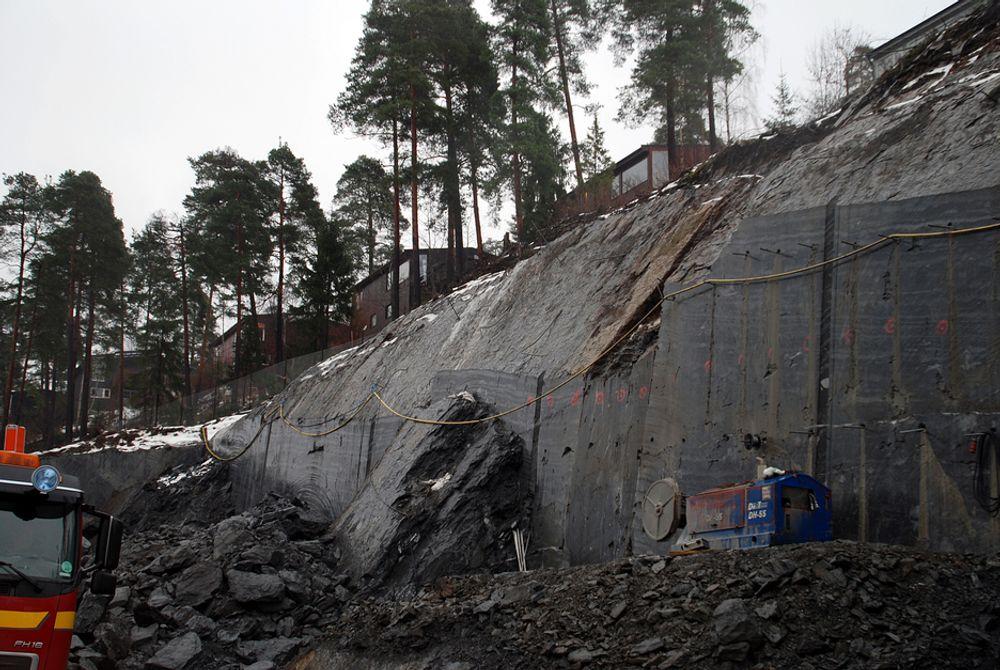 KUN WIRESAGING: Cirka 70.000 kubikkmeter fjernes fra en fjellskjæring som er 800 meter lang og opptil 15 meter høy langs Engervannet øst for Sandvika, for å få plass til fire parallelle togspor fra 2011.