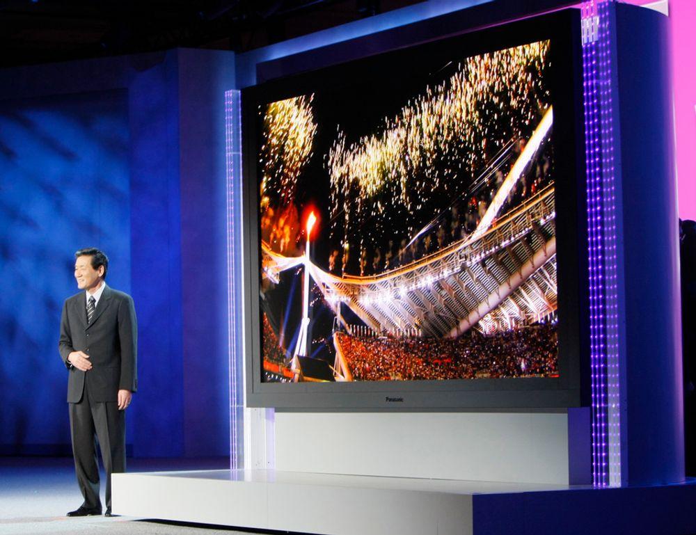 Toshihiro Sakamoto, toppsjef i Panasonic, ved selskapets 150 tommer store plasma-TV på CES-messa i Las Vegas.