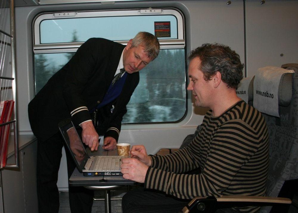 EFFEKTIVT. Forretningsmann Cato Sveen må medgi overfor konduktør Ulf Lier at bredbånd på toget gjør turen til Oslo mer effektiv.