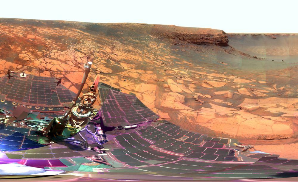 UTSIKT: Dette er et sammensatt og fargemodifisert panoramabilde tatt av Opportunity fra Duck Bay i Victoria-krateret på Mars. Her oppholdt roveren seg de siste fire månedene før den gikk i dvale for vinteren. Den må nå vente på mer lys før den kan fortsette arbeidet.