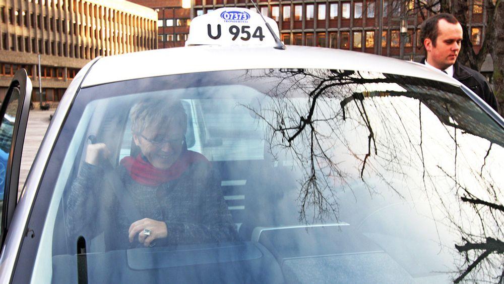 Samferdselsminister Liv Signe Navarsete tar plass i landets første el-taxi - en Think City med serienummer én.