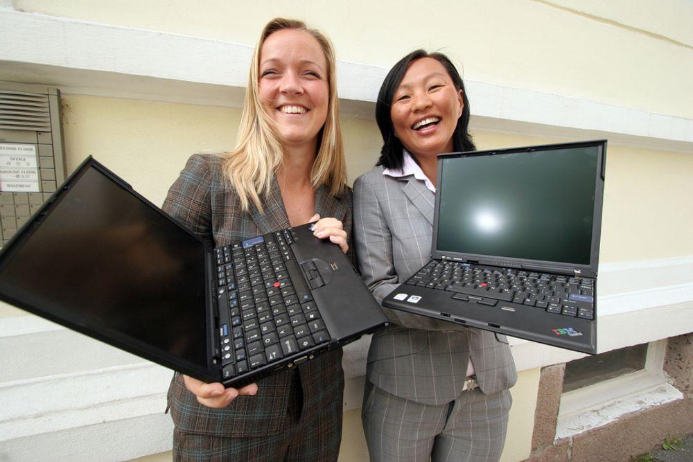 FOR MOBILE NOMADER: Produktsjef Linda Fjær og daglig leder Hanne Klausen i Lenovo med den ultraportable X61. Dette er en Santa Rosa-PC som er laget for bedriftsfolk som ofte er på farten.