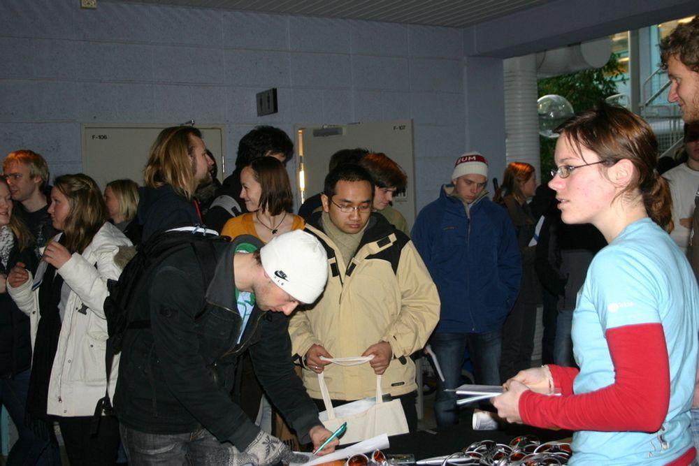 Studenter og bedrifter sluter opp om næringslivsdagene på NTNU i Trondheim 5. ¿ 7. februar 2008. Her fra Tekna og Teknisk Ukeblads stand.