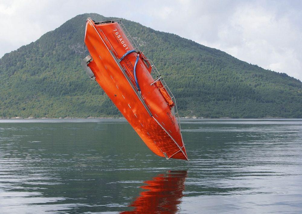 TEST: Dropptester av frittfall-livbåter gjøres tradisjonelt i godvær. Nå er båtmodeller for første gang testet under de verst tenkelige værforhold gjennom Livbåtprosjektet.
