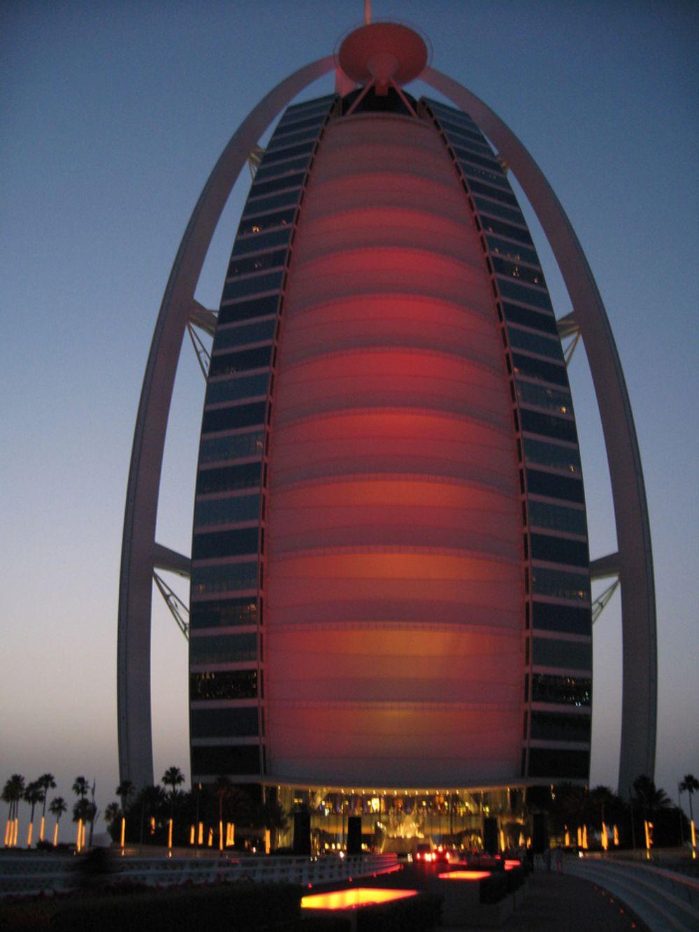 Burj Al Arab: Verdens mest berømte hotell og er på 321 meter. Det har bidratt sterkt til å sette Dubai på kartet.