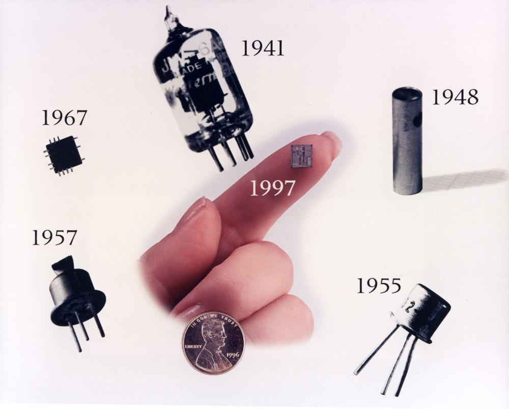 UTVIKLING: Bildet viser transistorer i ulike former, både diskrete og integrerte, opp gjennom tiden fra 1947.