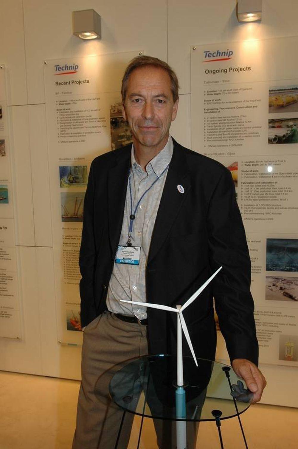 VERDENS FØRSTE: Harald Vandbak i Technip har fått anvaret for å levere understellet til verdens første flytene vindmølle. ¿ Vi har et anlegg som kan sette dette i serieproduksjon, sier han.