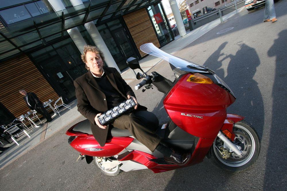 PÅ TO HJUL: Denne scooteren går 11 mil på en ladning av nikkelmetallhydridbatteriene og koster ikke mer enn en bensindrevet modell.