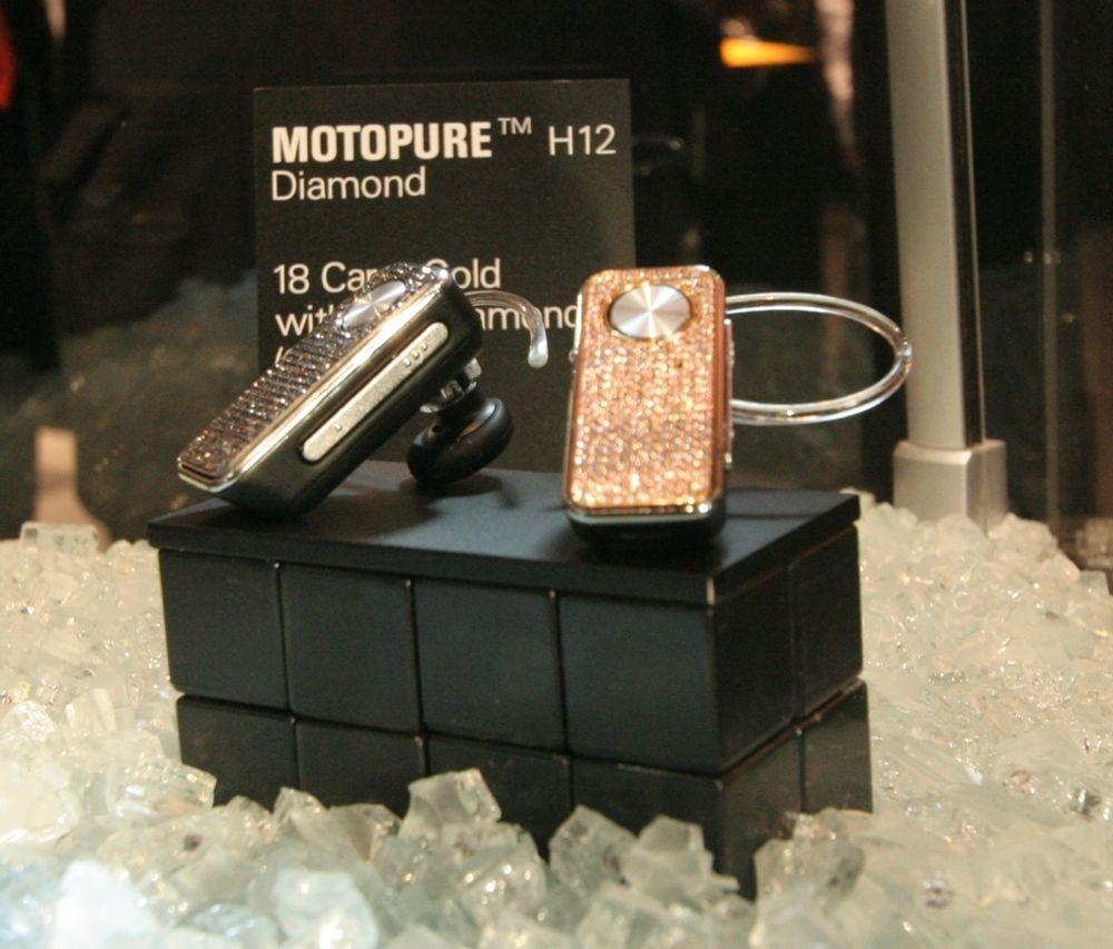 GULLET DITT: Dersom  du liker å skille deg litt ut fra mengden og har en stinn lommebok, så kan disse Bluetooth-håndfrisettene fra Motorola være noe for deg. Prisen er ikke kjent, men dyrt blir det, hevder den amerikanske mobilprodusenten.