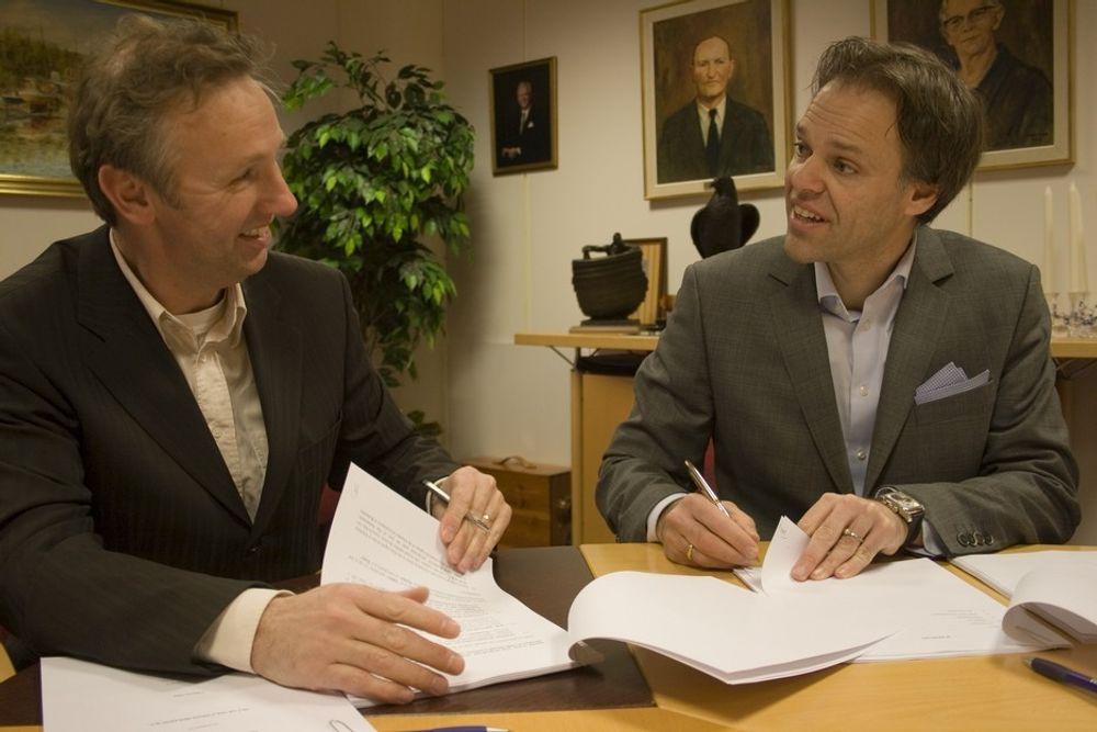 Bob Rietveldt (t.v) og Tore Ulstein signerte i dag den endelig avtalen som innebærer at Ulsteinkonsernet kjøper det nederlandbaserte selskapet Sea of Solutions.