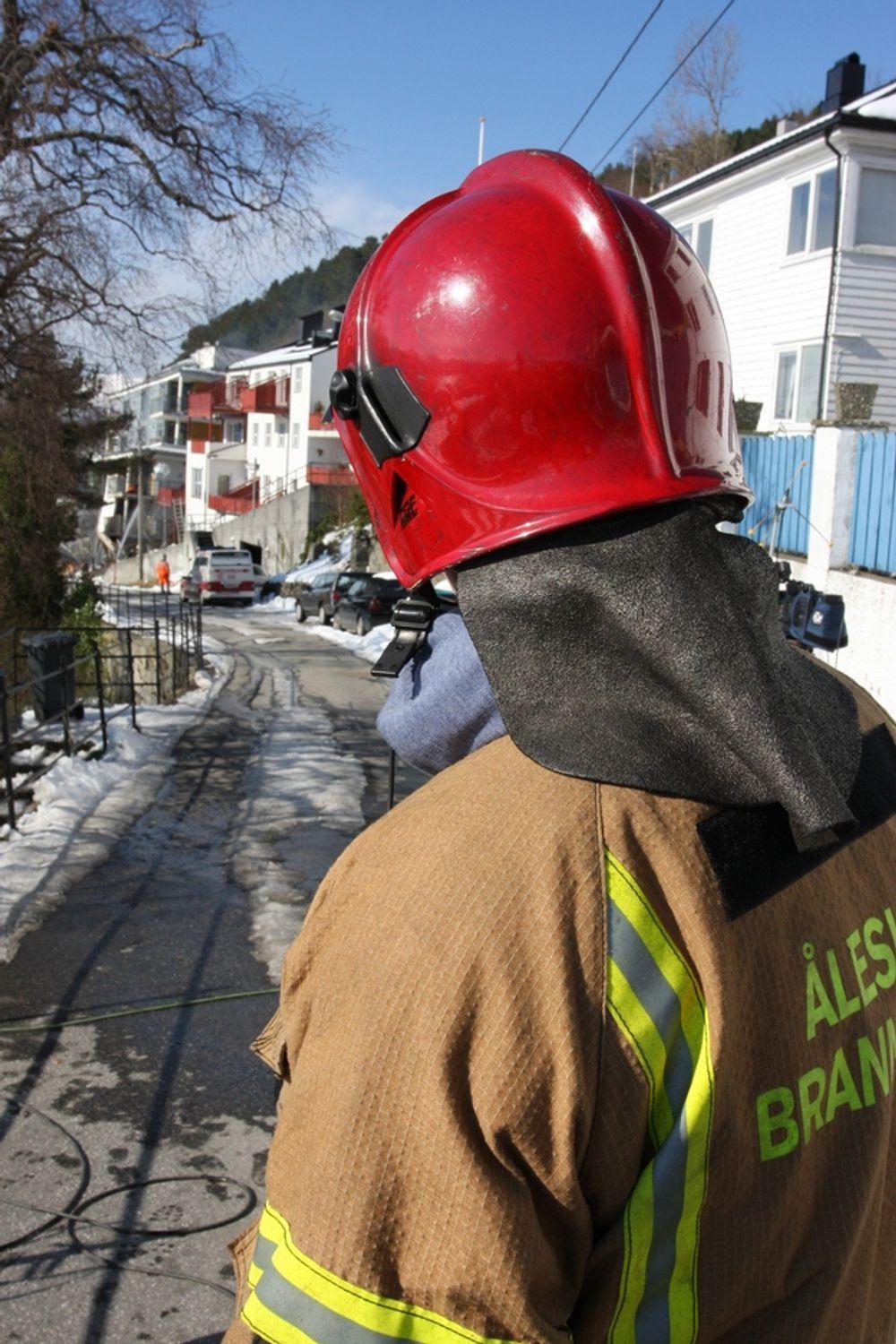 Branninspektør Knut Gjerde kaster et siste blikk på ulykkesstedet før han går hjem for å sove.