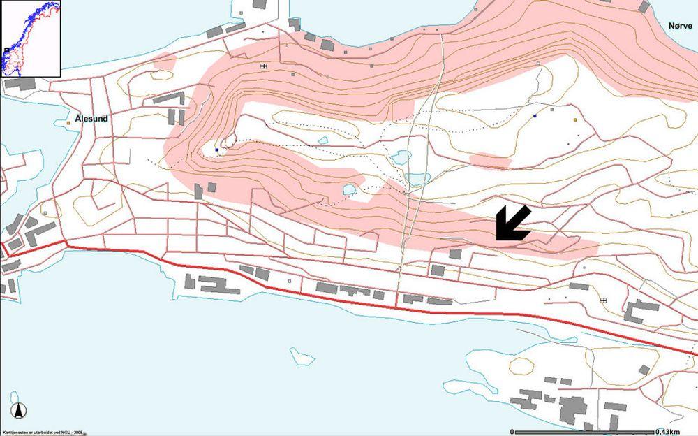 Kartet fra NGU viser potensialt fareområde markert med rød skravering. Pilen viser hvor Fjelltunveien 31 i Ålesund ligger.