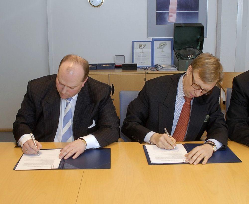 Konsernsjef Trond Kleivdal i Color Line (t.v) og direktør Juha Heikinheimo i Aker Yards signerte i dag overtakelseskontrakten for Superspeed 1.
