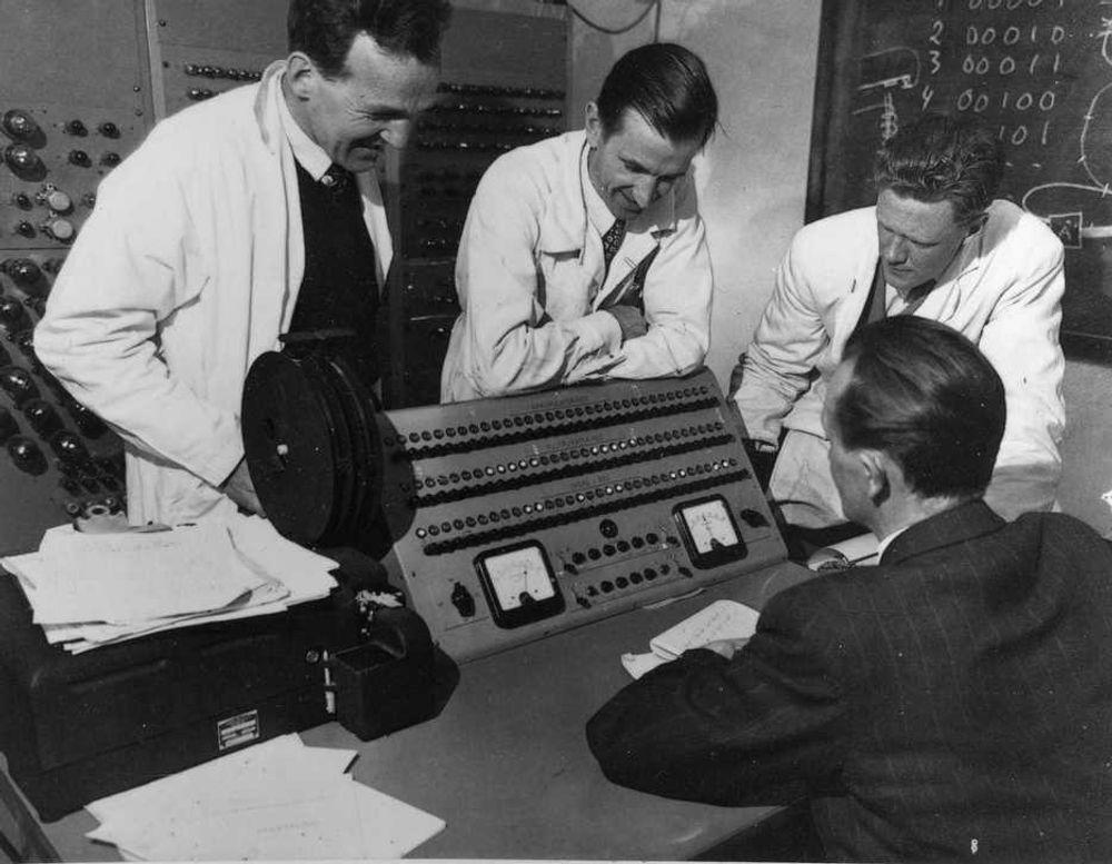 Nusseteamet
Nusses sjefskonstruktør Thomas Hysing lener seg over viserpanelet iført hvit frakk som alle respektable forskere på 50-tallet.