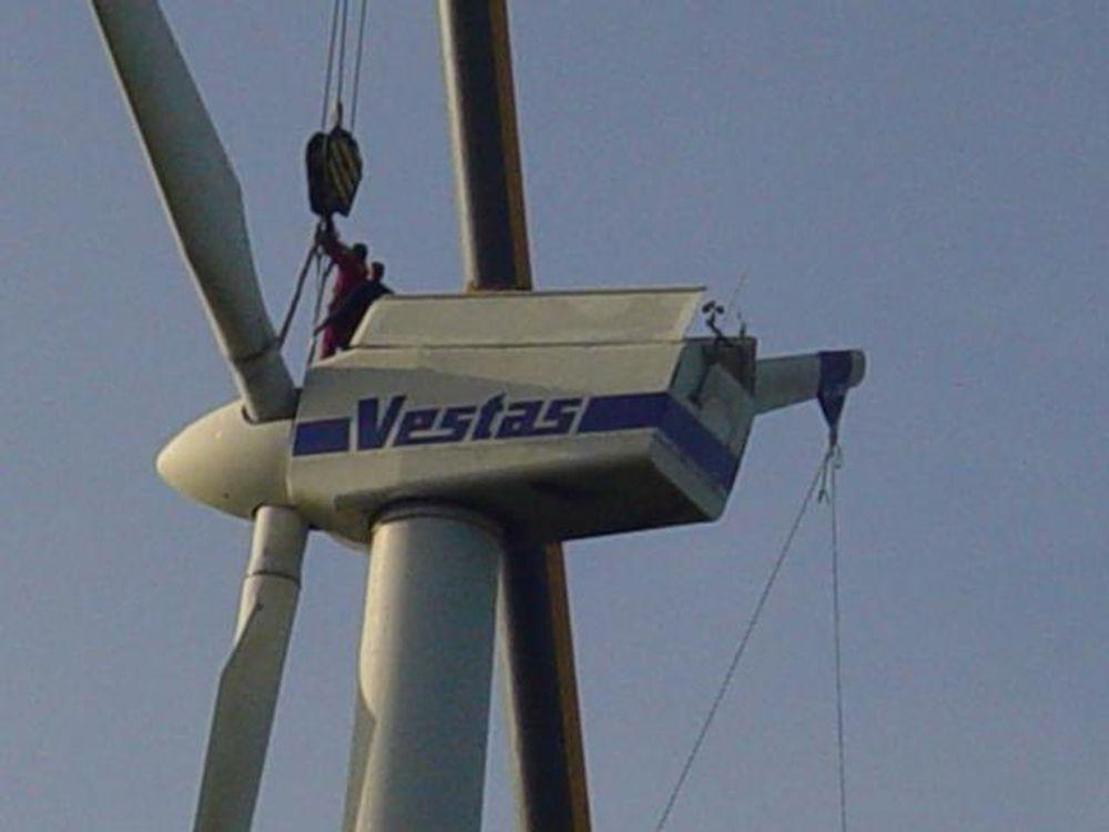 En Vestas-turbin under montering.