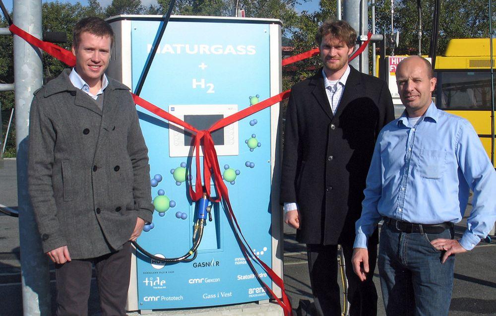 Prosjektleder for "Gass i Vest", Tomas Fiksdal kunne fylle hydrogenbussen til Tide ved hjelp av forskerne Jarle Farnes og Thomas Ryberg i Prototech AS.
