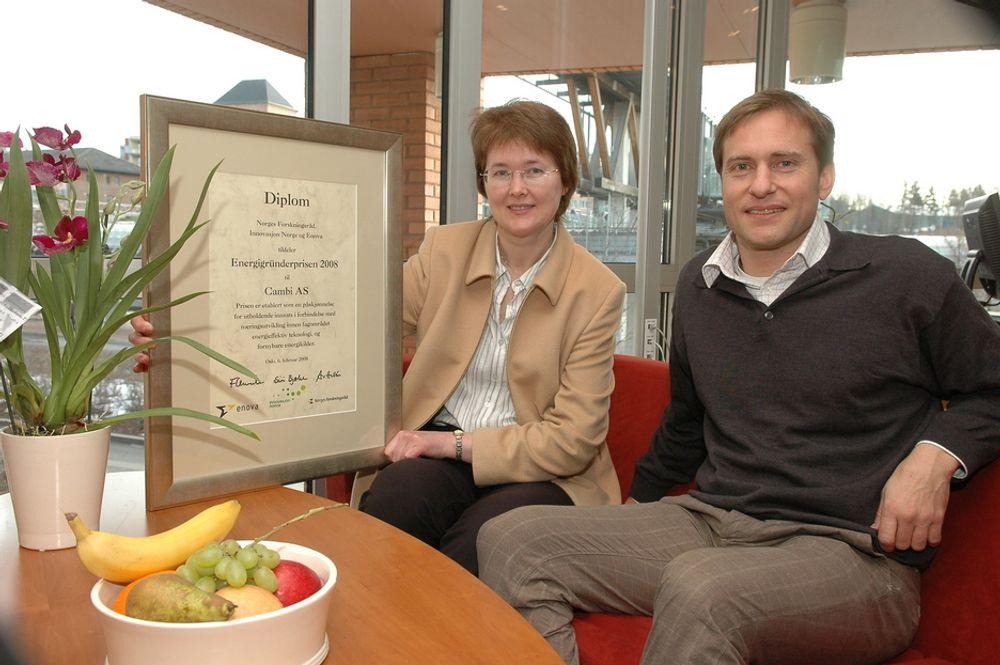 PRISVERDIG: Merete Norli og Harald Kleiven med diplomet som viser at Cambi fikk Energigründerprisen for 2007.