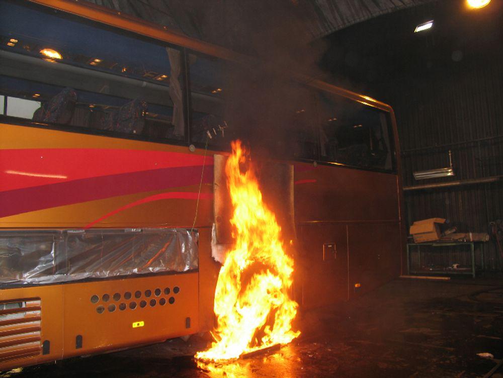 Da Statens vegvesen, Vägverket og Sveriges tekniske forskningsinstitutt før jul gjennomførte det første fullskala brannforsøket på en buss, måtte det avbrytes da halve bussen sto i flammer. Det ble så varmt at laboratoriet ikke tålte mer.